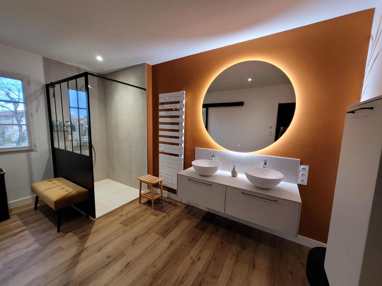 Rénovation d'une salle de bain par l'architecte d'intérieur Maggy Durand-Moreau. Douche et lavabos.